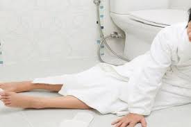 Salah satu tempat paling berbahaya dan sering menyebabkan kecelakaan di rumah adalah kamar mandi. Mengapa Orang Yang Jatuh Di Kamar Mandi Sering Mengalami Stroke Dan Meninggal Dunia Tampang Com