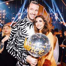 Die zweite staffel gewann susan sideropoulos zusammen mit christian polanc. Let S Dance 2019 Das Halten Twitter User Von Den Siegern Stern De