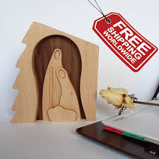 Nativite Moderne Faite En Une Seule Piece Nativite En Bois Avec Sainte Famille Faite A La Main Petite Unique Avec Images Nativite Scenes De La Nativite Huile De Lin