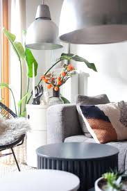 Sie entlockt ihnen persönliche sichtweisen und spricht über ihre berufl. Statt Draussen Im Regen Drinnen Auf Dem Sofa So