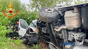 Lunghe code a causa dei dissesti. Rezzato Incidente Auto Tir Davanti Al Bricoman Morto 50enne 30 Aprile 2021