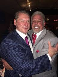 Imagen Vince Mcmahon Y The Ultimate Warrior Abrazandose Superluchassuperluchas Vince Mcmahon El Ultimo Guerrero Wwe