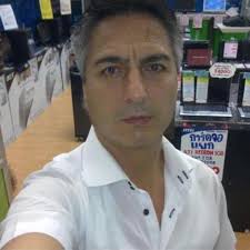 Als Kind habe ich mit meinen Kumpels vor dem Haus gebolzt und da war ich  auch mal gerne im Tor und wer war ich dann … Norbert Nigbur. Ich war sehr  stolz,