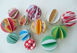 Puis ils vernissent la boule avec du vernis colle brillant. 5 Boules De Noel En Papier Faciles A Faire Soi Meme