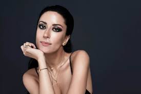 Ana cláudia moura pereira (born 17 september 1979), known as ana moura, is a portuguese fado singer. Ana Moura And Portugal Jewels Launch Escudo Collection Contributing To Support Fund Yupiie