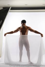 Nudes do Gabriel Fuentes vazam na web e cura depressão de milhares