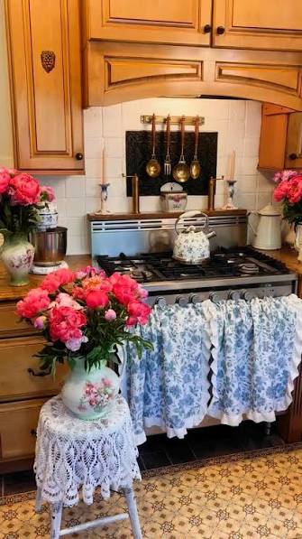 Happy Thursday friends! In our French country kitchen I have used this beautiful sink skirt on our stove. 