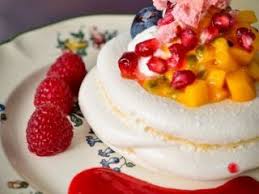 Pavlova Aux Fruits Un Dessert Aussi Beau Que Leger Recette Ptitchef Recette Pavlova Recette Dessert Dessert