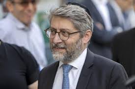 Aymeric Caron (LFI) et un représentant musulman portent plainte contre le  grand rabbin de France