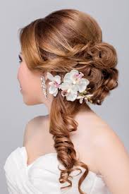 Das besondere dabei sind die zwei zöpfe, die die lockere hochsteckfrisur verspielter machen. Brautfrisur Mit Locken Und Halb Offen Gestylt Hochsteckfrisuren Fur Die Hochzeit