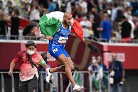 Italy's lamont marcell jacobs claimed a shock gold in the olympic 100m final, after great britain's zharnel hughes was disqualified for a false start. Gmiqf7 Hh Wjjm