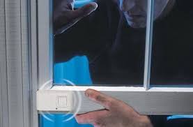 Pot bunga, sofa minimalis, dekorasi yang modern, dan railing tangga. 4 Cara Membuat Jendela Rumah Anti Dimasuki Maling