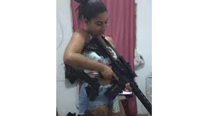 O seu corpo foi encontrado na banheira do seu apartamento. Ums7eoklgn5hgm
