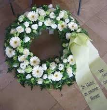 Pin Von Margarita Lizdenyte Auf Floristika Blumen Zur Beerdigung Kranz Beerdigung Schoner Blumengarten