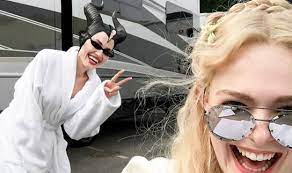 Les fans de maléfique, qui attendaient de savoir quand ils pourraient voir la suite du film avec angelina jolie, ont désormais leur réponse : Angelina Jolie Bientot De Retour Au Cinema Pour Malefique 2 L Arrivee D Une Nouvelle Actrice Tres Connue Enchante Les Fans Photos Rtl People