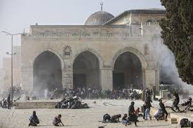 As violence raged on the temple mount in jerusalem with palestinian rioters throwing stones and fireworks at israeli police, a fire broke out, engulfing the silver dome of the al aqsa mosque in smoke. Israeli Aggression Continues As More Palestinians Mobilize To Defend Al Aqsa Daily Sabah