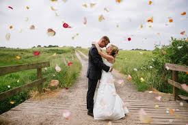 Lübeck untertrave am frühen morgen. Romantische Hochzeitsfotos Mit Blumen Romantische Hochzeitsfotos Hochzeit Hochzeitsfotos