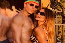 Ερωτευμένη ξανά φαίνεται πως είναι η ελευθερία ελευθερίου, με την ίδια να κάνει και μια κοινή εμφάνιση με γνωστό ποδοσφαριστή της αεκ και να προδίδει πολλά. Eley8eria Eley8erioy Dhmhtrhs Tatarakhs O Kleistos Gamos Toys Kai H Aprosmenh E3eli3h