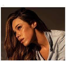 Vivian Maxwell's Instagram, Twitter & Facebook