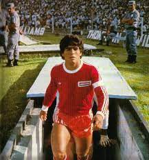 On thursday 20 october 1976, fans of argentinos juniors and a few traveling talleres de córdoba fans witnessed probably the most important debut in the history of argentine football. Debut Of Diego Armando Maradona With Argentinos Juniors Buenos Aires C 1977 Futebol Mundial Futebol Argentino E Futebol