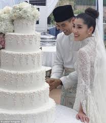 Chryseis, 29, is the daughter of one of malaysia's most recognisable tycoons, vincent tan, the founder of berjaya corporation. Daughter Of Vincent Tan Marries Business Executive Express Digest