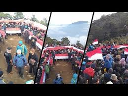 Pelaksanaan upacara bendera di puncak gunung bawakaraeng 17 agustus 2016. Pengibaran Bendera Merah Putih 100 Meter Di Puncak Pendakian Gunung Cikuray Garut 17 Agustus 2020 Youtube