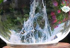 Un albume d'uovo in un bicchiere d'acqua per capire come sarà il tempo. Tbvhotci8hwmrm