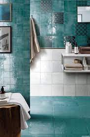 Bagni Colorati Idee E Nuovi Trend Piastrelle Per Bagni Moderni Bagni Moderni Bagni Colorati Arredo Bagno Blu