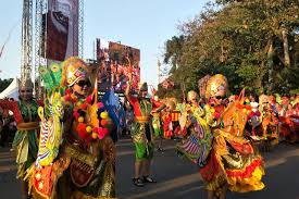Namun di tangan seorang koreografer jawa klasik tarian rakyat ini kemudian disulap menjadi tarian yang halus dan penuh. Properti Tari Pengertian Jenis Dan Fungsinya Halaman All Kompas Com