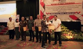 Partai ummat (pu), partai yang akan didirikan amien rais (ar) dan para loyalisnya, harus bekerja ekstra keras untuk sekedar lolos parliamentary threshold (pt). Kpu Tetapkan 65 Anggota Dprd Sumbar Satu Belum Serahkan Lhkpn Top Satu