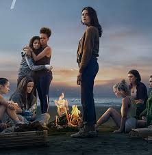 Na een vliegtuigongeluk strand een groep tienermeiden met radicaal verschillende achtergronden op een afgelegen, onbewoond eiland. The Tide The Wilds An Addictive Masterful Dystopian Binge