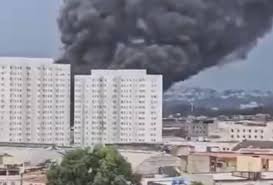Incêndio atinge loja de peças de moto na Zona Norte do Rio; veja vídeo