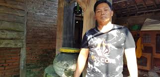 Penulisan sastra pegon dengan konsonan rangkap penulisan konsonan rangkap pengucapannya seolah olah ada bunyi e pȇpȇt maka jika diucapkan perlahan lahan akan terasa bunyi e pȇpȇtnya. Andreas Harsono Cerita Budi Pego Soal Spanduk Komunis Siluman Di Aksi Tolak Tambang Tumpang Pitu