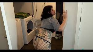 เดรส Lifei Tradwife สุดแซ่บใน Daisy Dukes,  ตาข่ายสีดําและเสื้อทีเชิ้ตเสื้อครอปเพื่อทํางานบ้านของฉัน