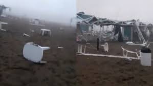 Desde la madrugada de este viernes un fuerte temporal azotó a pinamar. Video Temporal En Pinamar Volo Sillas Mesas Y Carpas En La Playa Rosario3
