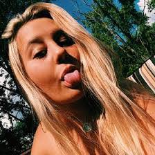 Stephanie Eck's Instagram, Twitter & Facebook