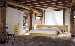 Il fascino del vero legno massello e dello stile classico applicato al letto matrimoniale, vero protagonista della camera da comodini e comò in legno massello. Arredamento Zona Notte La Camera Matrimoniale In Legno