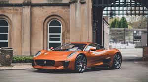 As james bond (daniel craig) ventures toward the heart of the sinister organization spectre, he discovers a chilling connection between hims. Luxus Versteigerung Der Jaguar Aus James Bond 007 Spectre Kommt Unter Den Hammer Auto Und Technik Gq