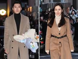 Cặp sao lộ ảnh hẹn hò tại mỹ vào tháng 1/2019, sau khi hợp tác quay bộ phim điện ảnh cuộc đàm phán sinh tử. Pakai Baju Couple Son Ye Jin Hyun Bin Jadi Bahan Gosip