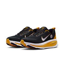 Pittsburgh Steelers Nike Vomero 18 Running Shoes - Fanatics