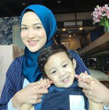 Tak puas hanya di kursi ruang tamu istri ku kali ini pun mulai berani mengajak aku dan lelaki itu untuk kembali ke kamar. Trimester Kedua Hanis Zalikha Masih Loya Teruk Muntah Muntah Netizen Teka Mungkin Baby Girl Pa Ma