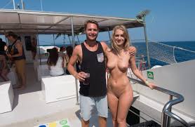 On a tourist boat Foto Porno - EPORNER