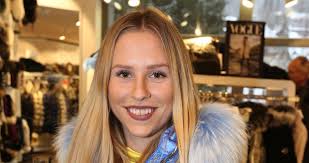 V roce 2013 odmaturovala na pražském gymnáziu jana palacha a podala si. Mariana Pracharova Ucinila Radikalni Zmenu Je K Nepoznani Blesk Cz