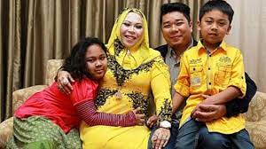 Bagaimanapun, datuk seri vida,49, tidak hadir dalam prosiding hari ini. 20 Sebab Mengapa Terjadinya Perceraian Kata Vida Datuk Seri Vida Menjelaskan Tiada Sebab Khusus Yang Menyebabkan Rumah Tangganya Perceraian Suami Ibu Negara