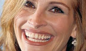 Το μυστικό της τζούλια ρόμπερτς για λεία επιδερμίδα. To Xamogelo Ths Tzoylia Romperts A3izei 30 Ekat Dolaria Newsbomb Eidhseis News