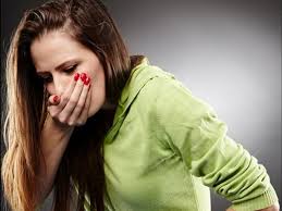 Tangani gejala mual dan muntahnya Jangan Panik Saat Keracunan Makanan Ini Cara Mudah Dan Aman Untuk Mengatasinya Rancah Post