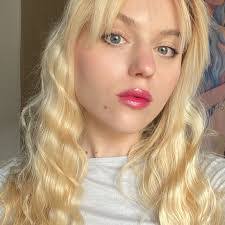 Julia Staub's Instagram, Twitter & Facebook