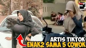 Artis tiktok bernama miftahul husna atau lebih dikenal nama instagram nya @miftahulhusna03 tercyduk oleh warga dan di amankan oleh polisi karena tag= tiktok viral miftahul husna viral miftahul husna miftahul husna viral miftahulhusna tiktok viral #miftahulhusna #viralmiftahulhusna. Artis Tiktok Miftahul Husna Terciduk Enak2 Di Mobil Youtube