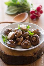 Funghi al forno, ottimi, veloci e soprattutto gustosi come con la cottura in pentola o in terracotta.la scelta di fare i funghi al forno è legata allo spazio, perché in cucina ce n'è sempre poco e dovendo fare altri piatti, perché no, abbiamo pensato di fare anche i funghi e ottimizzare lo spazio tra i fornelli e il forno stesso. Funghi Champignon Al Forno Brodo Di Coccole