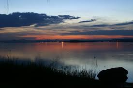 Abends Auf Der Insel Reichenau Mit Blick Auf Radolfzell Und Den Hegau Mit Hohentwiel Hohenstoffeln Und Ho Bodensee Urlaub Kurzurlaub Bodensee Bodensee Germany